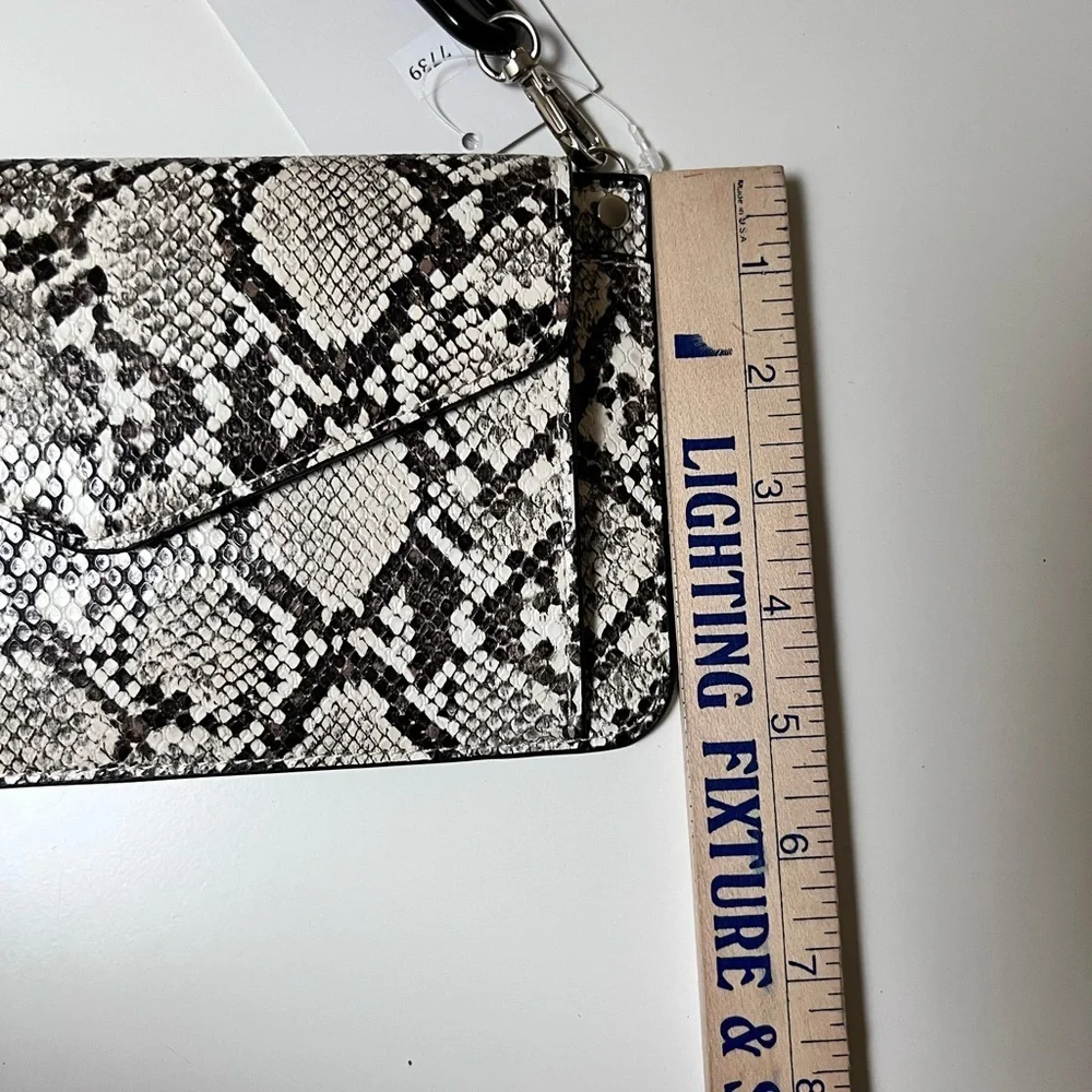 INZI snakeskin pocket shoulder bag.‎ Chunky link strap.